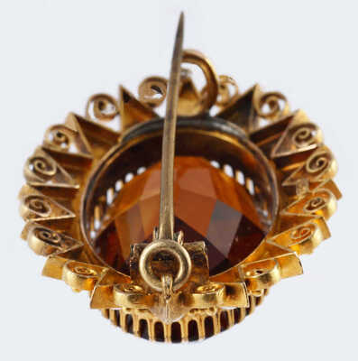 Брошь из золота (по клейму 56), общим весом 13,93 грамма, содержит природные вставки